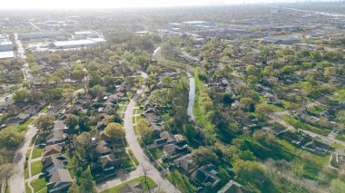Kentsel banliyö karışık kullanımlı Fairbanks Kuzeybatı Geçit Bölgesi, Kuzeybatı Otoyolu 290, şehir merkezi siluet arkaplan, iskan evi, iş parkı, depo, endüstriyel, anten. ABD