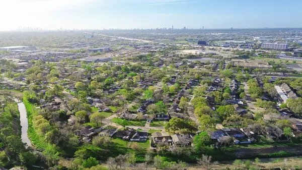 Kentsel banliyö karışık kullanımlı Fairbanks Kuzeybatı Geçit Bölgesi, Kuzeybatı Otoyolu 290, şehir merkezi siluet arkaplan, iskan evi, iş parkı, depo, endüstriyel, anten. ABD