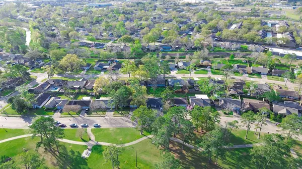 Şehir parkında şehir içi yerleşim alanlarında yürüyüş yolları var. Cole Creek boyunca uzanan çim kanallı Fairbanks Northwest Crossing Mahallesi, Harris County, büyük Houston, sabahın erken saatlerinde. ABD