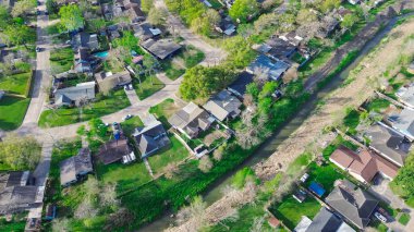 Fairbanks Kuzeybatı Geçidi 'nde, Harris County' de, Houston bölgesinde, sabahın erken saatlerinde, banliyöden ayrılmış evler, havadan. ABD
