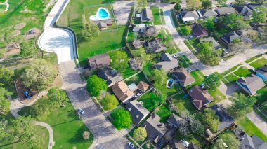 Park parkları ve şehir dışındaki yerleşim alanlarındaki yürüyüş yolları Fairbanks Northwest Crossing Mahallesi 'nde Cole Creek çimenlik kanalı boyunca uzanır. Harris County' de, Houston 'da, antende. ABD
