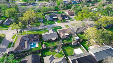 Yüzme havuzlu banliyö evleri, güneş paneli çatısı, Fairbanks Kuzeybatı Geçidi 'nde Cole Creek otlaklı kanalı boyunca çimenli çimenlik evler, Harris County, büyük Houston bölgesi, anten. ABD