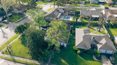 Yüzme havuzlu köşe evleri, güneş paneli çatısı Fairbanks 'in kuzeybatı kesişen mahallesinde Cole Creek çim hattı kanalı Harris County, Houston bölgesi, anten. ABD
