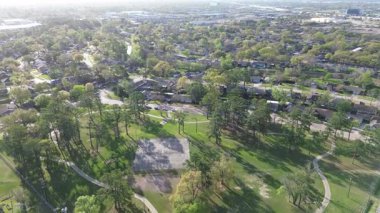 Şehir parkındaki tenis kortunda Cole Creek otlaklı kanalı, Fairbanks Northwest Crossing, Harris County, büyük Houston, sabahın erken saatlerinde şehir dışındaki yerleşim alanlarında yürüyüş izleri var.