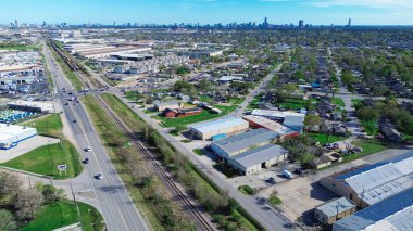 Hempstead Demiryolu, Houston şehir merkezi siluet hattı arka planına sahip Sanayi Parkı, ABD-290, 6. Otoyol, 10. Karmaşık lojistik, depolama, dağıtım merkezi. ABD