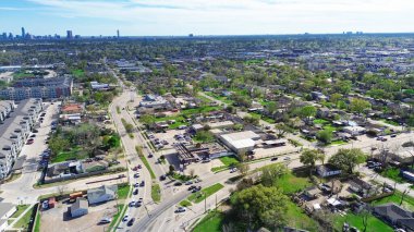 Houston şehir merkezindeki Hempstead Demiryolu Sanayi Parkı 'nın arka planında ABD-290, 6. Otoyol, 10. Karmaşık lojistik, depolama, dağıtım merkezi yakınlarında. ABD