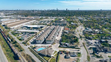 Houston 'ın sanayi koridorunda yüzme havuzu olan bir apartman kompleksi Hempstead demiryolu, US-290, 6. Otoyol, 10. Karmaşık lojistik, bölgesel merkezleri depolama. ABD