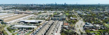 Houston alt pazarının sanayi koridorundaki Panorama hava manzaralı apartman kompleksi Hempstead demiryolu, US-290, 6. Otoyol, 10. Karmaşık lojistik, bölgesel depolama merkezi. ABD