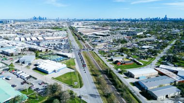 Hempstead Demiryolu, Houston şehir merkezi siluet hattı arka planına sahip Sanayi Parkı, ABD-290, 6. Otoyol, 10. Karmaşık lojistik, depolama, dağıtım merkezi. ABD