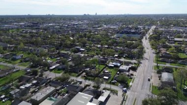 Houston 'ın Hempstead alt pazarının endüstri koridorundaki lojistik, depolama, dağıtım, tamamlama merkezindeki tek aile evleri ve apartman kompleksi uçuyor.