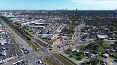 Houston 'ın sanayi koridorunda yüzme havuzu olan apartman kompleksi Hempstead demiryolu, US-290, 6. Otoyol, I-10, karmaşık lojistik, bölge merkezleri depolama, üstgeçit.