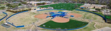 Hızla büyüyen Dallas Fort Worth Metroplex 'teki Panorama hava manzaralı atletizm sahası beyzbol softbol sahası, elmas vuruş kafesleri, yanan saha, tenis kortu, gölgeli koltuklar. ABD