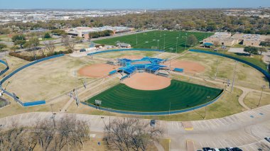 Dallas Fort Worth Metroplex 'te hızla büyüyen atletizm sahası beyzbol sahasındaki beyzbol sahasının elmas kafesleri, ışıklı çim sahası, tenis kortu, gölgeli koltuklar, geniş park alanları. ABD