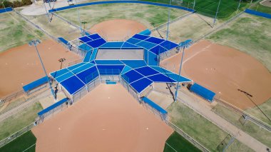 Dallas Fort Worth Metroplex 'te hızla büyüyen hava manzaralı atletizm sahası, beyzbol softball sahasının spor kompleksi elmas vuruş kafesleri, ışıklı saha, gölgeli koltuklar, topluluk. ABD