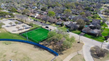 Dallas 'ın banliyölerindeki konut sporları kompleks atletizm sahasında ışıklı çim sahası. Karışık kullanım geliştirme alanı. Ayrılmış tek aile evleri, okul bölgesi, iş kampüsü, hava sahası. ABD