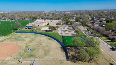 Dallas banliyölerindeki atletizm sahası beyzbol softbol kompleksinde futbol sahası ve tenis kortu. Konutların, okul bölgesinin, iş kampüsünün, antenin karma kullanım alanı. ABD