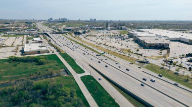 Meşgul Sam Rayburn Tollway boyunca boş arazi, 121 no 'lu eyalet otoyolu ve şehir merkezindeki gökyüzü yolu, açık hava alışverişi, restoran, eğlence kompleksi, konut evi. ABD