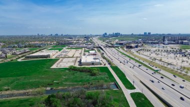 Meşgul Sam Rayburn Tollway boyunca boş arazi, 121 no 'lu eyalet otoyolu ve şehir merkezindeki gökyüzü yolu, açık hava alışverişi, restoran, eğlence kompleksi, konut evi. ABD