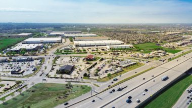 Sam Rayburn Tollway, State Highway 121 'de yoğun trafik var. The Colony, Denton County, Texas' ta paravan yol. Dallas Metroplex 'in hızlı büyüyen banliyöleri, restoran, alışveriş merkezi, meskenler. ABD