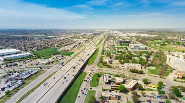 Ofis binası, benzin istasyonu, alışveriş merkezi, restoran, alışveriş merkezleri, Sam Rayburn Tollway, State Highway, 121, The Colony, Denton, Texas, Dallas 'ta hızla büyüyen banliyöler. ABD