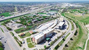 Ofis binası, benzin istasyonu, alışveriş merkezi, restoran, alışveriş merkezleri, Sam Rayburn Tollway, State Highway, 121, The Colony, Denton, Texas, Dallas 'ta hızla büyüyen banliyöler. ABD