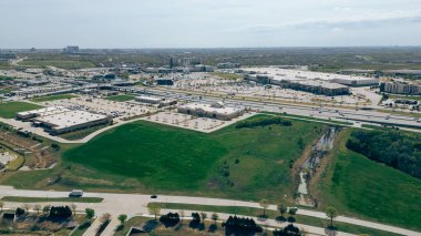 Dev mobilya mağazası, ev dekorasyon merkezi, açık hava alışverişi, restoran, eğlence kompleksi, Sam Rayburn Tollway boyunca boş arazi, State Highway 121 in The Colony, Denton, Texas, anten. ABD