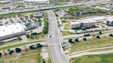 Depo, endüstri parkı, otel kompleksi Sam Rayburn Tollway, State Highway 121, The Colony, Denton, Texas, antendeki karışık kullanım alanlarında alışveriş yerleri. ABD