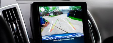 Panorama manzaralı arka kamera, Dallas, Teksas 'taki banliyö evi manzaralı modern SUV aracının LCD dokunmatik ekranında, modern teknoloji sensörleri tespit etmek ve park alanında yardımcı olmak için. ABD