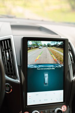 Akıllı LCD dokunmatik ekran, yedek kamera görüntüsü ve modern SUV arabaların dijital iklim kontrolleri, modern teknoloji akıllı sensörleri Texas 'ın banliyölerinde park yeri bulmada yardımcı oluyor. ABD