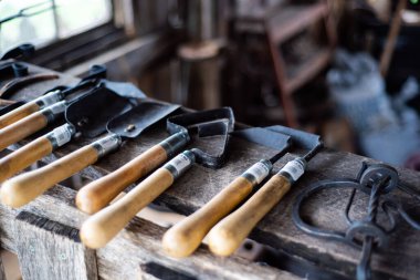 Mansfield, Missouri 'deki geleneksel ticaret atölyesinde satılık fiyat etiketli klasik bahçe aletleri seti seçimi mala, nakil, ekici, karbon çelik başlı yabani ot, ahşap saplı. ABD