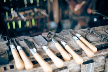 Bahçe aletleri sergilenen geleneksel ticaret atölyesi bulanık demirci çalışıyor, mala, nakil, ekicilik, karbon çelik başlı yabani ot, tahta saplı, Mansfield, Missouri. ABD