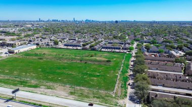 Houston şehir merkezinde büyümek için geniş boş arazi hızlı büyüyen konut piyasası Sharpstown, Çin Mahallesi, Güneybatı Bölgesi, apartman kompleksi, kasaba evleri, konut evleri. ABD