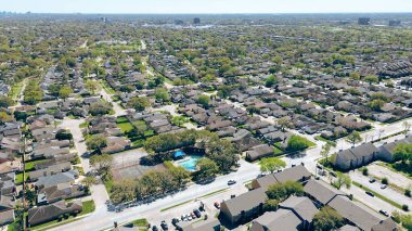 Sharpstown, Çin Mahallesi, Güneybatı Bölgesi, Houston 'da büyük havuzlu banliyö evleri, büyük planlanmış toplulukta hızla büyüyen konut piyasası, şehir merkezi silueti ve ticari mülkiyet geçmişi. ABD