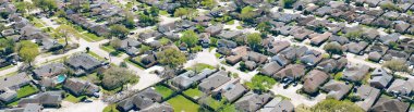 Güneybatı Bölgesi, Çin Mahallesi, Houston, Teksas 'taki Panorama hava manzaralı banliyö evleri. Yeni gelişmeler çıkmaz sokak boyunca tek kişilik aile evlerini ayırdı. ABD