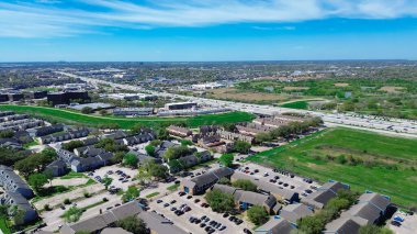 Karışık kullanım alanı apartman kompleksi, konut evleri, iş parkı, Brays Bayou yakınlarındaki endüstriyel depo binası ve Sharpstown, Houston 'daki kalabalık Sam Houston Parkway, anten. ABD