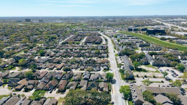 Karışık kullanım alanı apartman kompleksi, konut evleri, iş parkı, Brays Bayou yakınlarındaki endüstriyel depo binası ve Sharpstown, Houston 'daki kalabalık Sam Houston Parkway, anten. ABD
