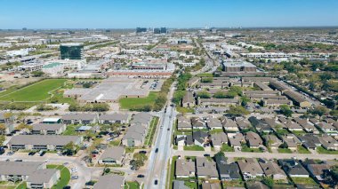 Sharpstown, Çin Mahallesi 'nden Batı Houston' a kadar. Yoğun Corporate Drive 'a kadar. Evler, apartmanlar, apartmanlar, okul bölgesi, ticari binalar. ABD