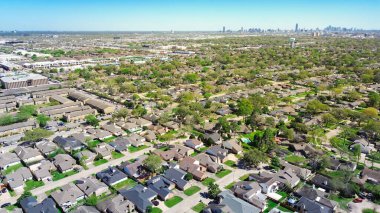 Kasaba evleri, apartman kompleksi, hızla büyüyen konut piyasası büyük planlı topluluk Sharpstown, Çin Mahallesi, Güneybatı Bölgesi, Houston şehir merkezi silueti arka planı, anten. ABD