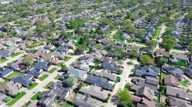 Houston, Teksas 'ın güneybatısındaki Sharpstown banliyö yerleşim yerlerinde yeni gelişmeler, sokağın karşısındaki Cul-de-sac çıkmaz sokak boyunca tek kişilik aile evlerini dağıttı. ABD