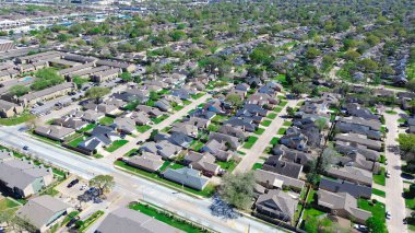 Apartman kompleksi ve banliyö evleri Sharpstown, Güneybatı Bölgesi 'ndeki Corporate Drive boyunca Çin Mahallesi, Houston, Teksas yakınlarındaki büyük planlanmış toplulukta hızla büyüyen konut piyasası. ABD