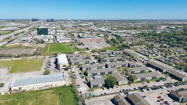 Batı Houston 'da Sharpstown, Çin Mahallesi' nden Westchase 'deki okul bölgesi. Meşgul Sam Houston Parkway, meskun evler, apartmanlar, ticari binalar. ABD