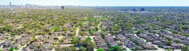 Houston şehir merkezindeki panorama hava manzaralı gökdelen arka planı Sharpstown, Çin Mahallesi, Güneybatı Bölgesi 'nden yerleşim evleri, su kulesi, büyük planlı topluluk, ticari mülk. ABD