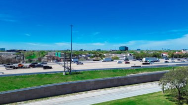Trafiği yoğun olan Sam Houston Tollway 'in elektronik gişe tahsilatı. Batı Houston, Teksas' taki Westchase iş bölgesinde yarı kamyonlar, arabalar, karavan dahil. ABD