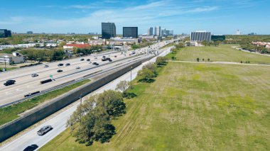 Hızlı büyüyen Westchase iş bölgesinde Sam Houston Tollway boyunca geniş boş bir arazi, ofis binaları, cam gökdelenler, oteller, apartmanlar, Batı Houston, Teksas, top. ABD