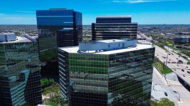 Modern cam ofis binaları, WestChase iş bölgesinin merkez simgesi işlek Sam Houston Tollway ve Richmond Bulvarı kavşağına bakan otoyol trafiği antenleri. ABD