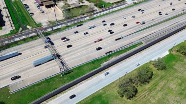 Batı Houston, Teksas 'ta, Westchase iş bölgesinde Sam Houston Tollway boyunca yoğun trafik var. Otoyoldaki yarı kamyonlar, arabalar, karavanlar, elektronik gişe tahsilatı, antenler dahil olmak üzere birçok araç var. ABD