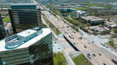 Çatı katı manzaralı modern cam ofis binaları, Westchase iş bölgesindeki şirket karargahı ve kalabalık Sam Houston Tollway ve Richmond Avenue kavşağı, karma kullanım geliştirme alanı. ABD
