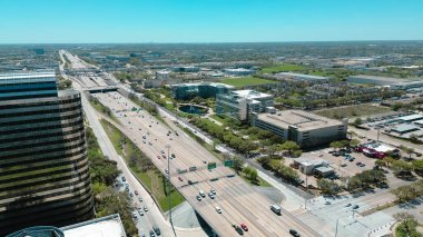 Modern cam ofis binaları, WestChase iş bölgesinin merkez simgesi işlek Sam Houston Tollway ve Richmond Bulvarı kavşağına bakan otoyol trafiği antenleri. ABD