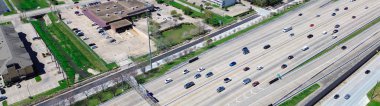 Karışık kullanım alanındaki panorama hava kanalı beton drenaj kanalı, meşgul Sam Houston Tollway, iş parkı, ofis binaları, oteller, apartman kompleksi, konut evleri, Westchase. ABD