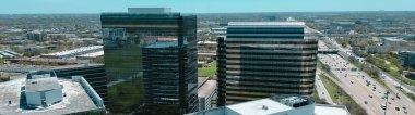 Modern cam ofis binalarının panorama hava manzaralı çatısı, WestChase iş bölgesindeki şirket karargahı, meşgul Sam Houston Tollway ve Richmond Bulvarı kavşağı, karışık kullanım alanı. ABD